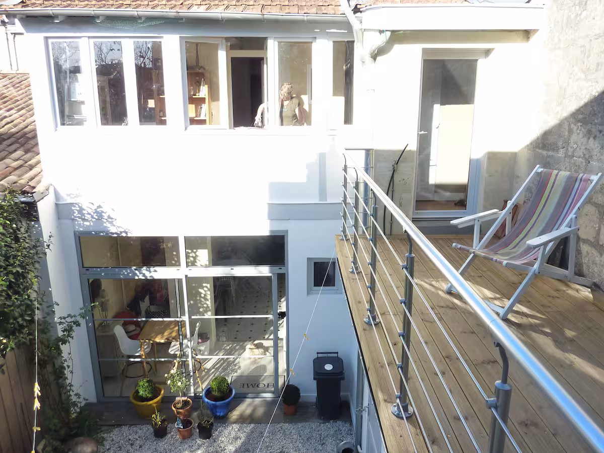 La terrasse à l'étage, au-dessus de la cour